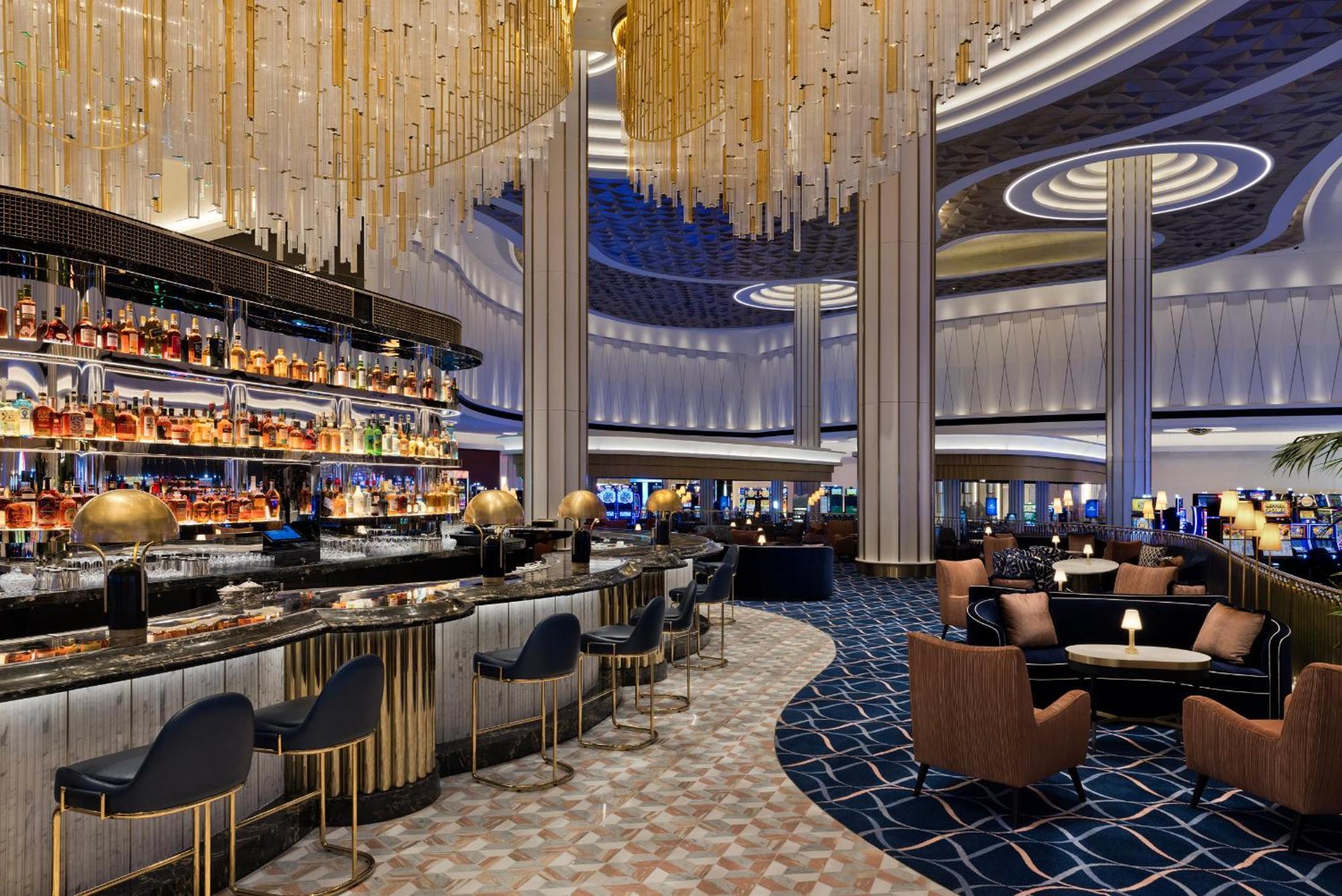Fontainebleau Las Vegas Eksteriør bilde The bar at the Crown Hotel