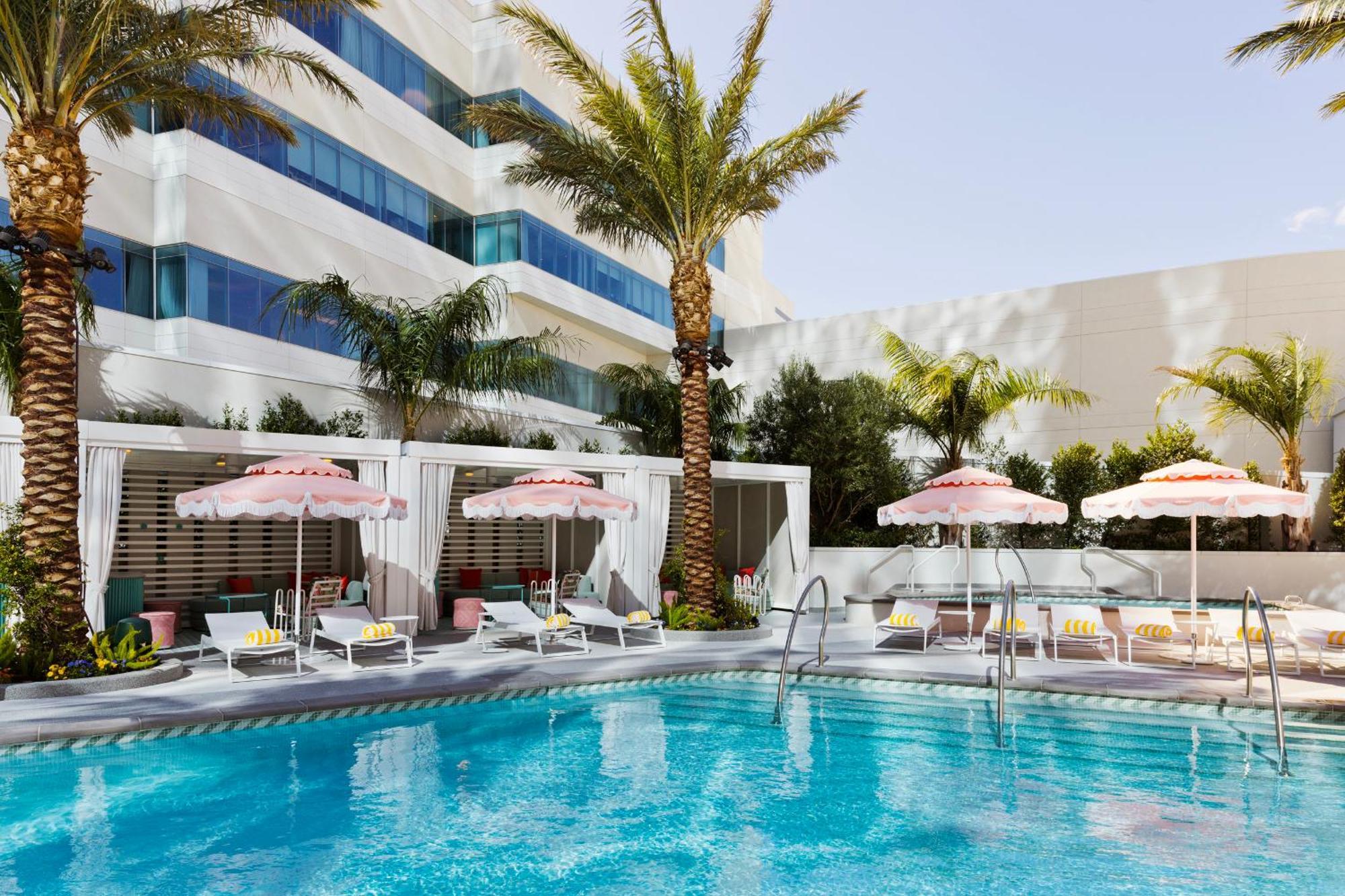 Fontainebleau Las Vegas Eksteriør bilde The pool at the Wynn