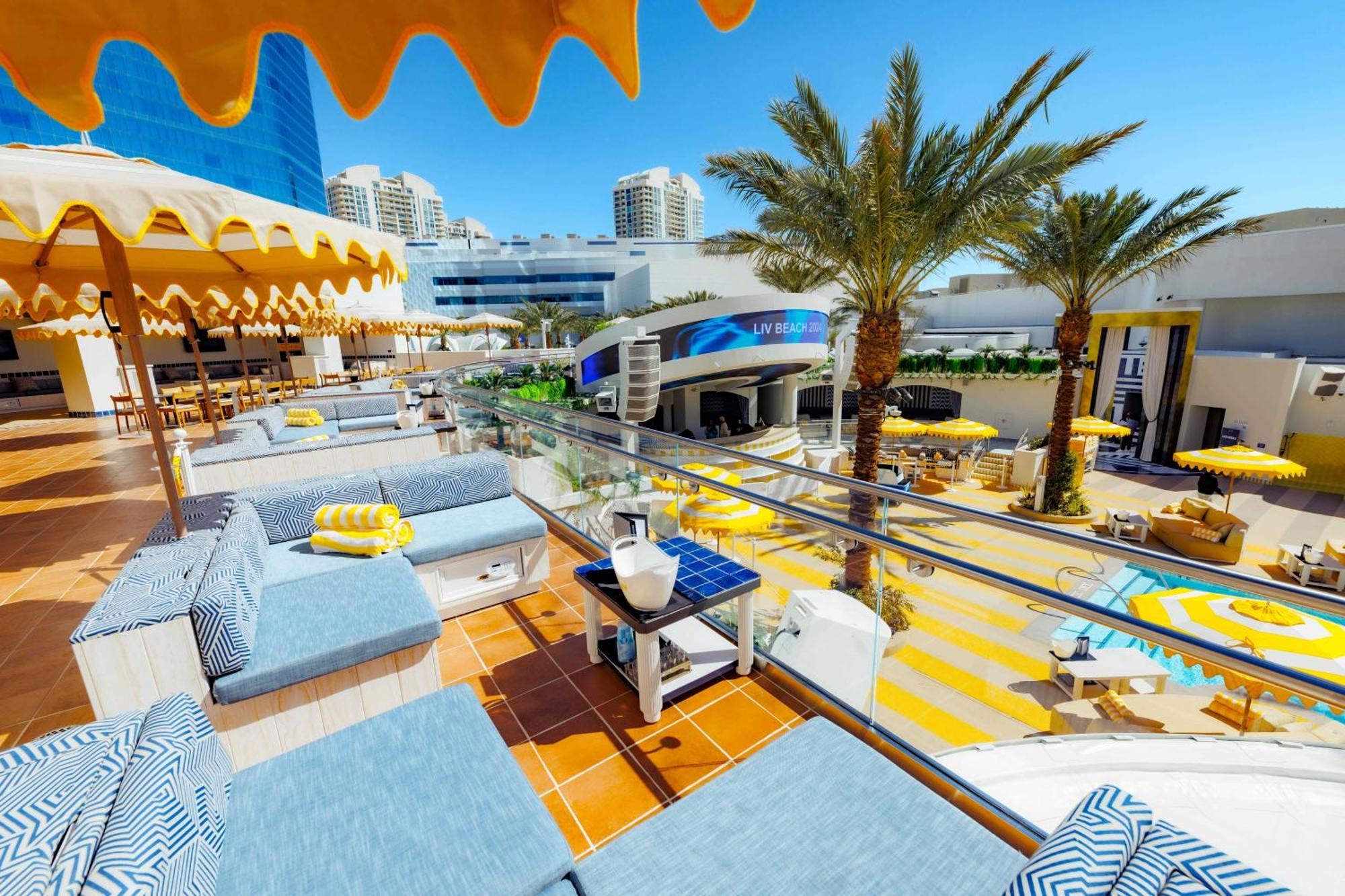 Fontainebleau Las Vegas Eksteriør bilde The pool at the Hard Rock Hotel